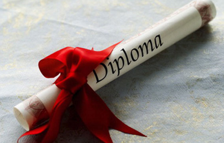 Documenti normativi europei e italiani su un tavolo